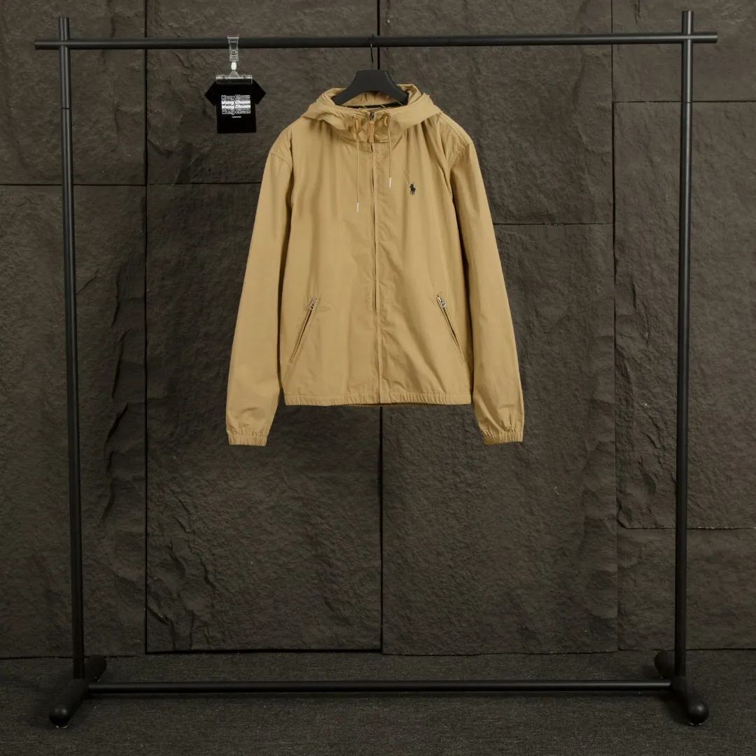 P290 Actual photo [Popular item] Style number: 25109# (on sale all year round) Color: khaki/navy blue Size: S to XL - Ralph Lauren/Ralph Lauren Solid color logo embroidered cotton soft shell fabric hooded assault jacket - the face is the same as the original 32 high count plain super soft carbon grinding ✅ - Brand POLO three zippers Customized back collar webbing Dark and light two-color oil edge leather strips ✅ - Ralph Lauren/Ralph Lauren's classic men's and women's bomber zipper hooded jacket. It has an elegant and fashionable style with any wear. It has a retro and relaxed feel. The hood and zipper elements add to the casual casualness. The paper man effect on the upper body can be perfectly controlled whether it is sports style or casual style ✅
